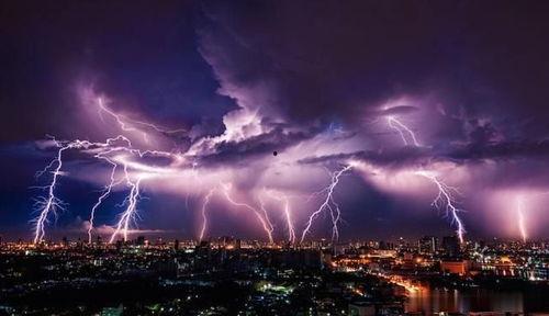 雷云暴雨,狂风骤雨中的壮美景象 第3张 雷云暴雨,狂风骤雨中的壮美景象 第3张